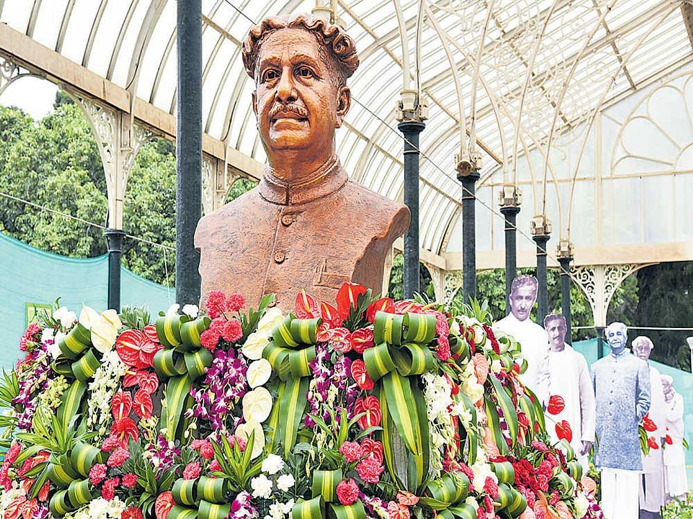 The bust of Rashtrakavi Kuvempu at the Independence Day Flower Show at the Glass House in Lalbagh. dh photo