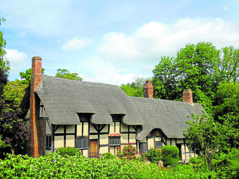ife & times: The Hathaway Cottage, where Shakespeare's wife Anne Hathaway lived; the Hathaway Bed, in Shottery. Photos by author