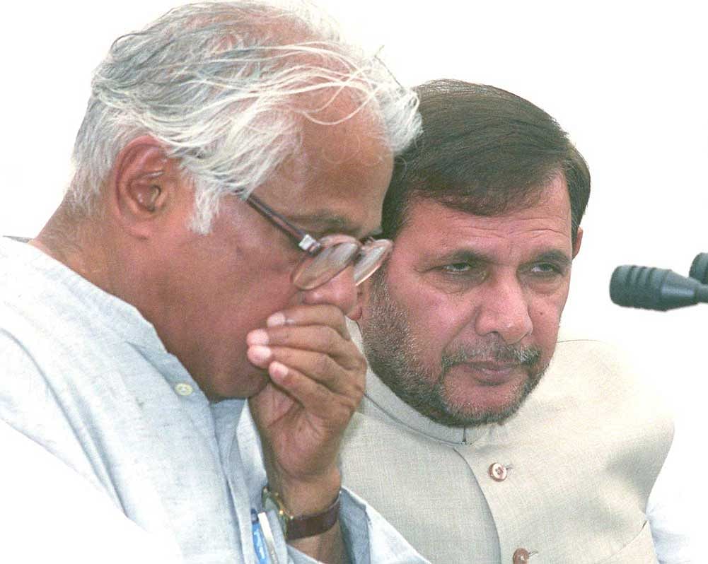 File photo of then Defence Minister George Fernandes with Consumer Affairs and Food Minister Sharad Yadav during a function to mark the 94th birth anniversary of socialist leader Rammanohar Lohia in New Delhi on March 23, 2004. DH Archives