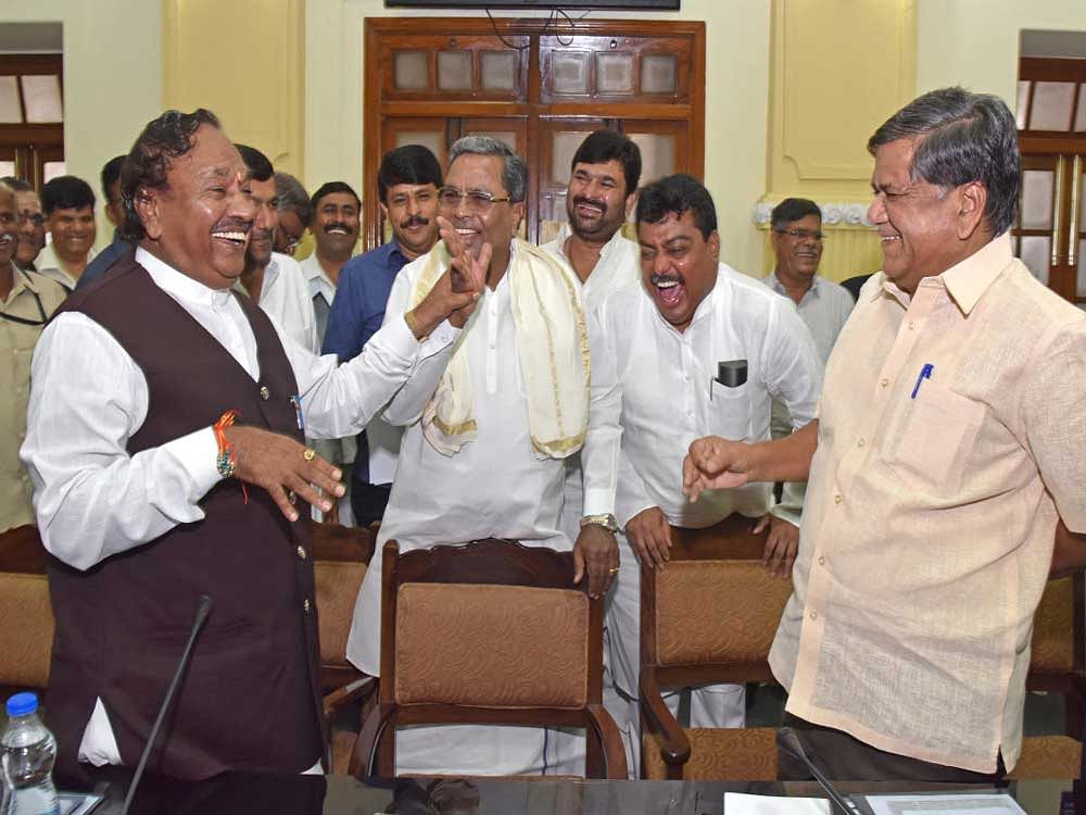 Siddaramaiah, Chief Minister sharing light movement with K S Eshwarappa and Jagadesh Shetter oppression leaders and M B Patil, Minor and Medium Irrigation Minister at Kalasa-Banduri Project Mahadayi and Allocation of State Disaster Relief Fund all party meeting at conference hall in Vidhana Soudha, Bengaluru on Monday. DH Photo by S K Dinesh