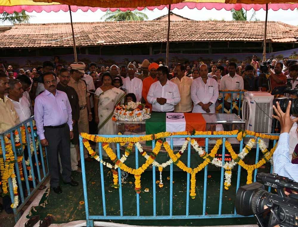 Minister for Kannada and Culture Umashree and other dignitaries paying tributes to theatre thespian Enagi Balappa at Enagi village in Savadatti taluk in Belagavi district on Saturday.