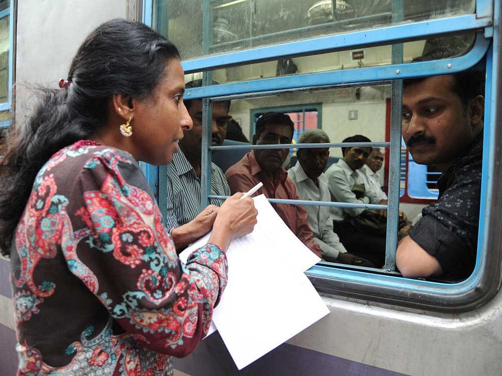 Activitists of Namma Bengaluru Foundation survey with passengers for the Namma Metro Station which is comming up near Contonment railway station in at Contonment railway station in Bengaluru on Wednesday. DH Photo Srikanta Sharma R.
