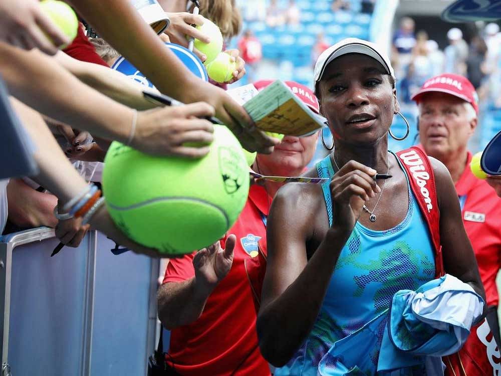 Venus Williams signs autographs after defeating Alison Riske during the Western and Southern Open on August 15, 2017 in Mason, Ohio. Rob Carr/Getty Images/AFP