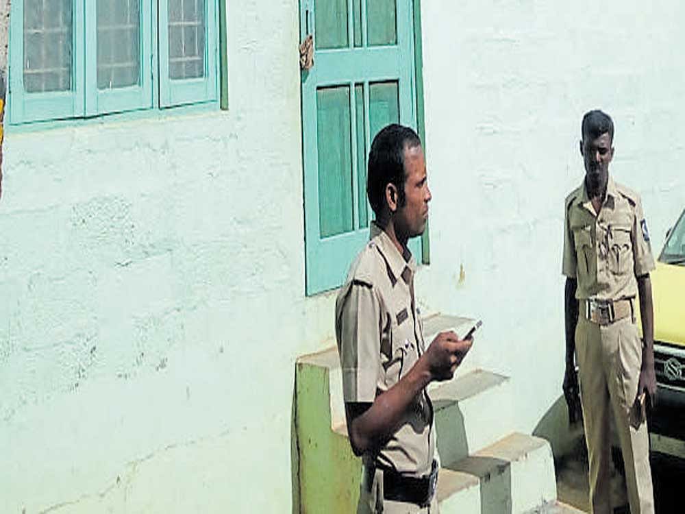 Policemen guard Dera Sacha Sauda Ashram Nagsandra near Peenya Dasarahalli on Saturday. DH photo