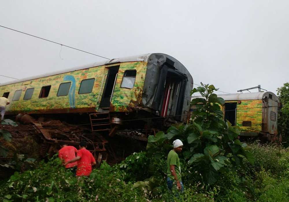 Seven coaches of Nagpur-Mumbai Duronto Express derail near Asangaon in Maharashtra. DH photo