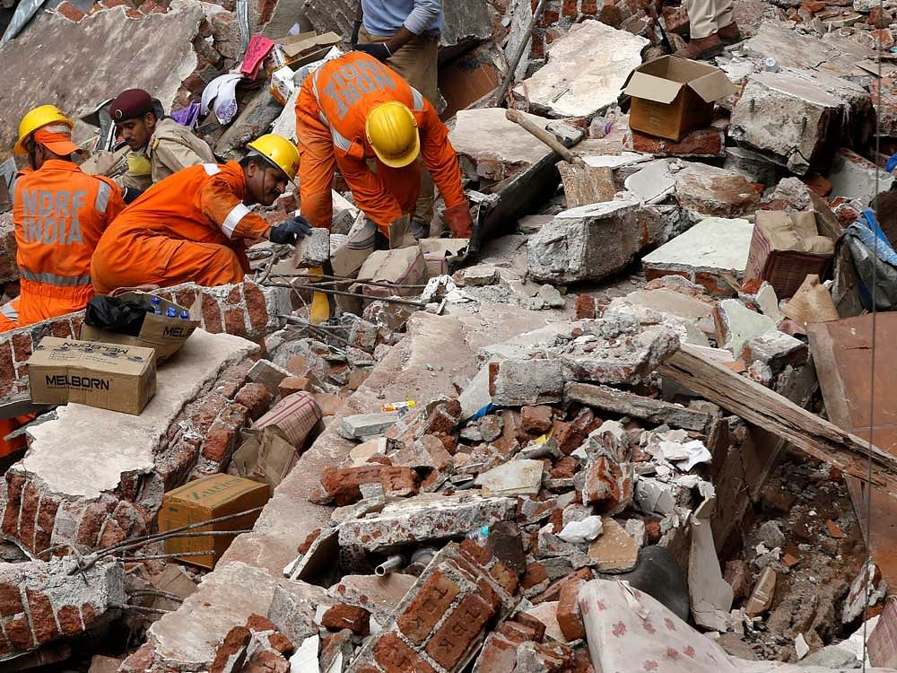 Rescue workers search for survivors at the site of a collapsed building in Mumbai, India, August 31, 2017. REUTERS Photo