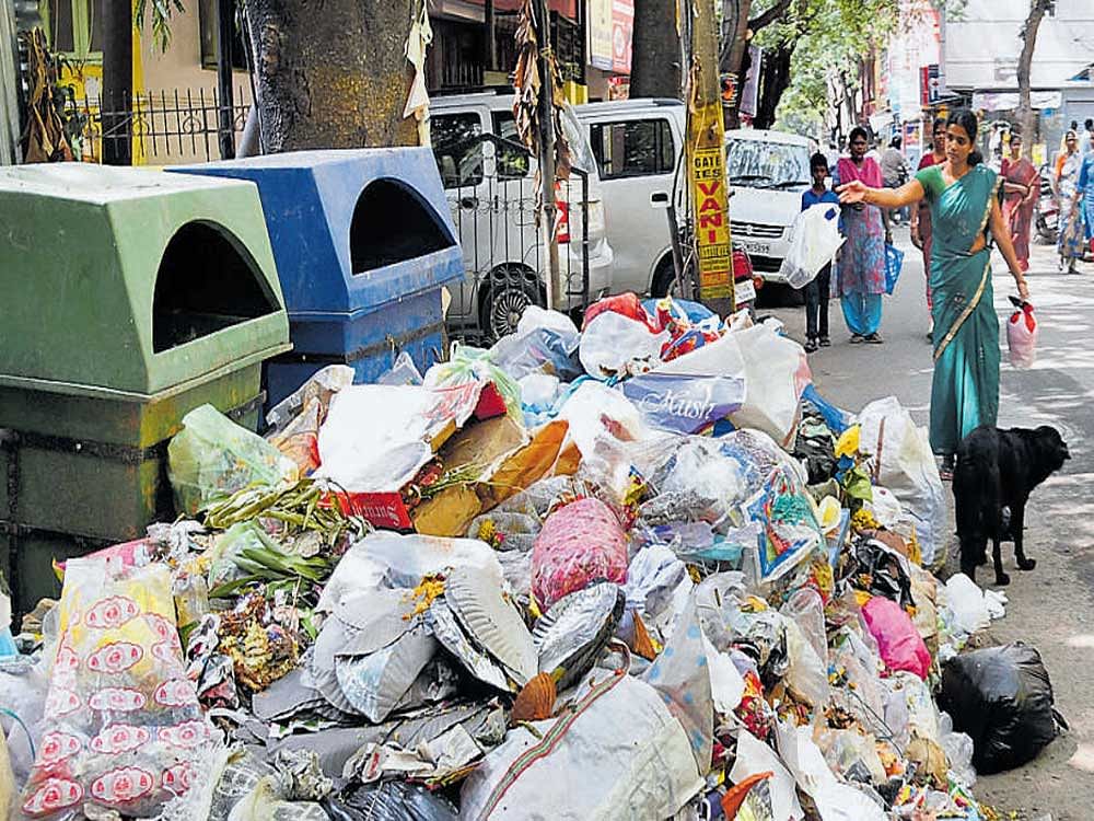 A garbage crisis now, in the festive season when the amount of waste generated goes up significantly, may further dent the ruling Congress's image. DH photo