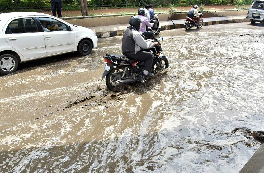 Water logged road under Hebbal fly after heavy rains in Bengaluru on Monday. DH photo by BK Janardhan.