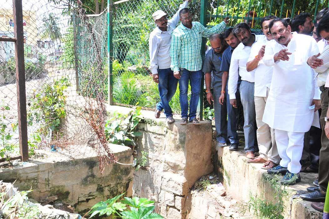 Making this announcement here on Tuesday, Bengaluru Development Minister K J George who inspected the damage done by the heavy rains said he had ordered the de-silting of stormwater drains, especially in Karitimmanahalli on a priority basis so that the rainwater does not get clogged and cause health issues. DH photo