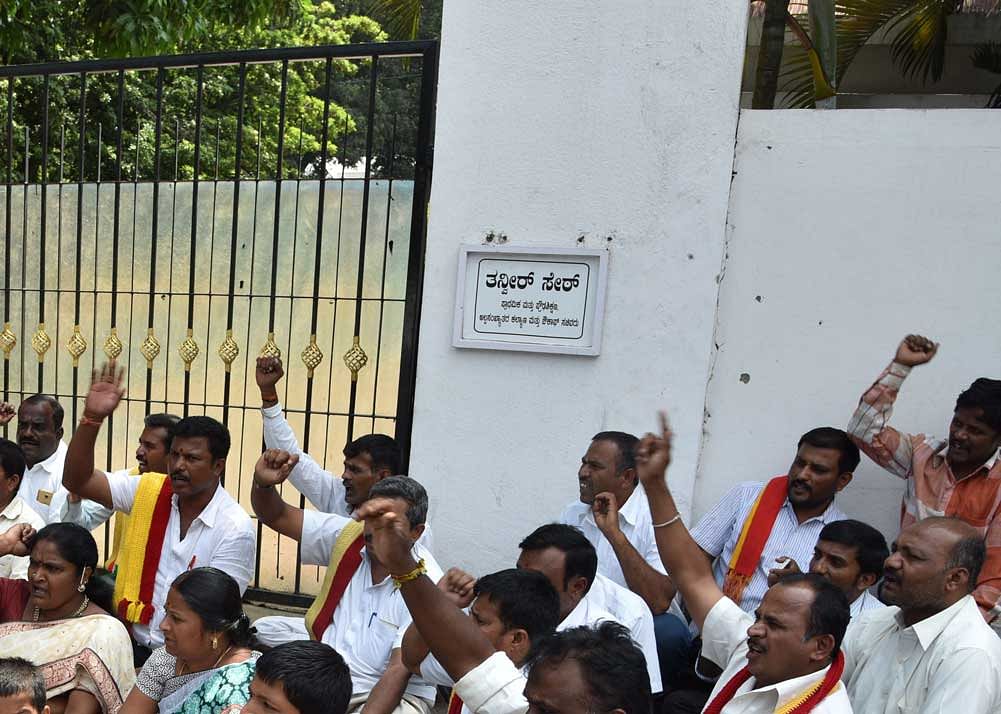Karnataka Rakshana Yuva Sene workers assembled from various parts of the city outside Sait's residence and raised slogans against him, police said, adding the minister was not at home at the time of the incident. DH file photo