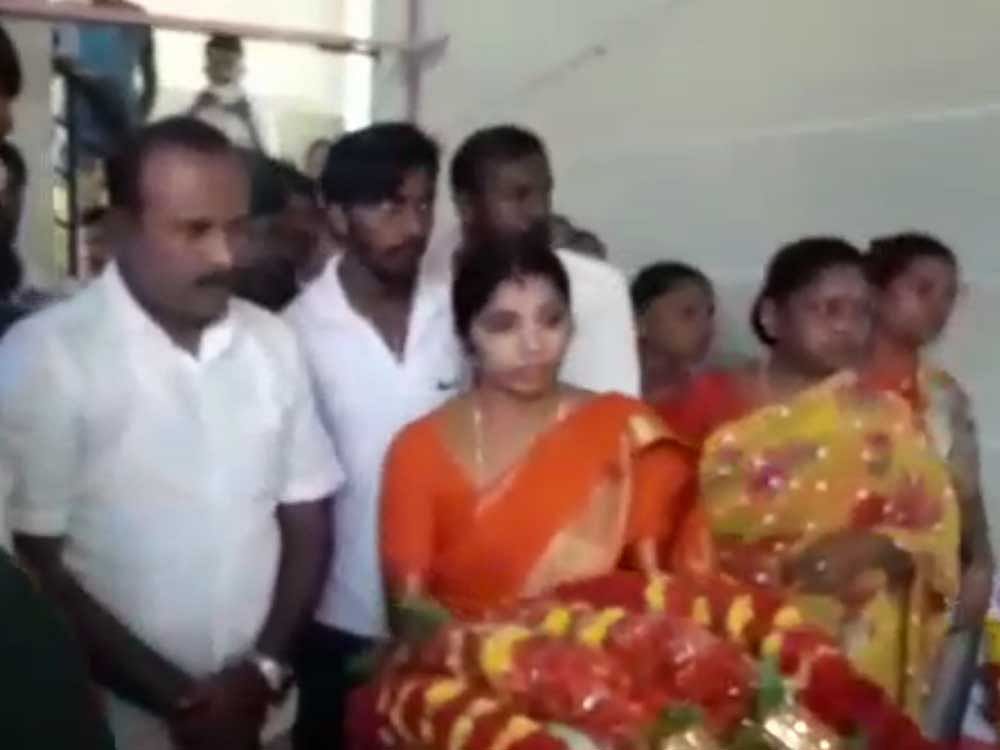 Mayor R. Sampath Raj and Deputy Padmavathi N visit deceased soldier Narendra's residence. Screen Grab