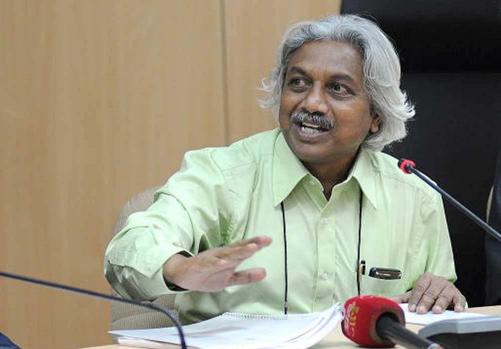 Bengaluru Central University Vice Chancellor Prof S Japhet addresses a press conference in Bengaluru on Wednesday.. DH Photo