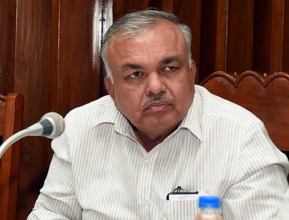 Karnataka Home Minister Ramalinga Reddy rushed to the defence of the ruling Congress, which is facing flak over the poor state of roads in Bengaluru following the deaths of four persons allegedly due to potholes. DH file photo