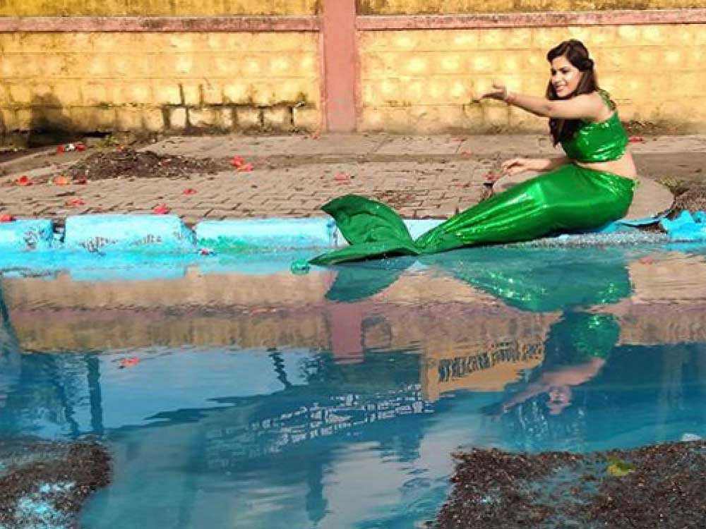 Unique protest against Pothole deaths, by Artist Badal Nanjundaswamy, turns a pothole into a Mermaid's living space, at Kamaraj road (Cubbon road and Kamaraj road junction), in Bengaluru. DH Photo