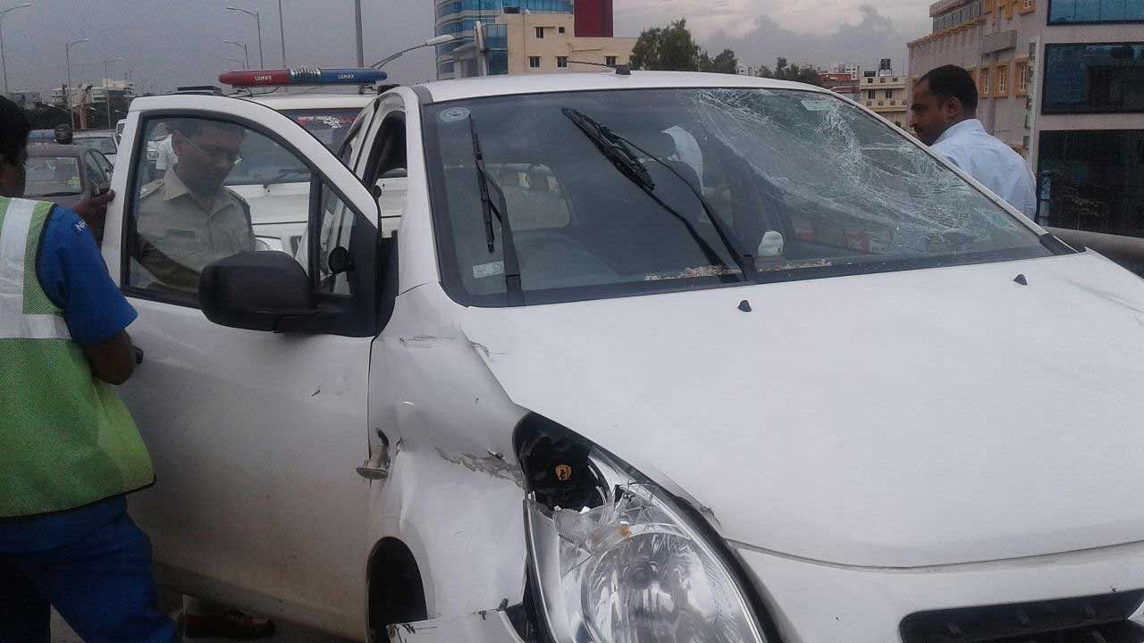 Around 12 pm on Saturday afternoon an Uber Cab travelling at high speed towards Electronic City lost control and hit the side wall and then a bike moving in the same direction on Hosur Road - Elevated Flyover. DH photo