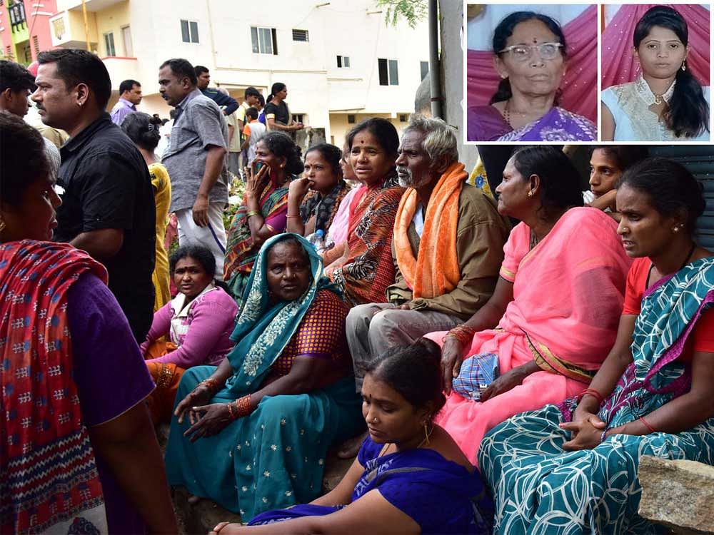Family members of Ningamma and Pushpa (a mother and daughter who are washed away at J C Nagar, Kurubarahalli storm water drain), are mourning at their resident Kurubarahalli. DH Photo