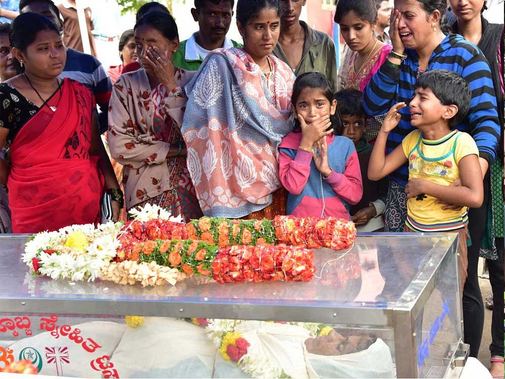 Family members and relatives of Shankarappa and Kamalamma (who died in wall collapsed incidence, at JC Nagara, Kurubarahalli), are mourning at their resident at Kurubarahalli. DH Photo