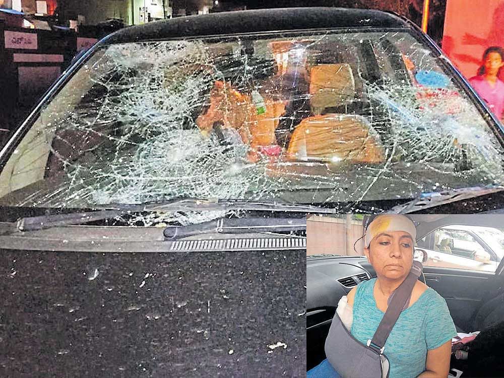 Victim Nandini M, did not find a single policeman at the location. Around 150 to 200 people started throwing stones at their car. DH Photo