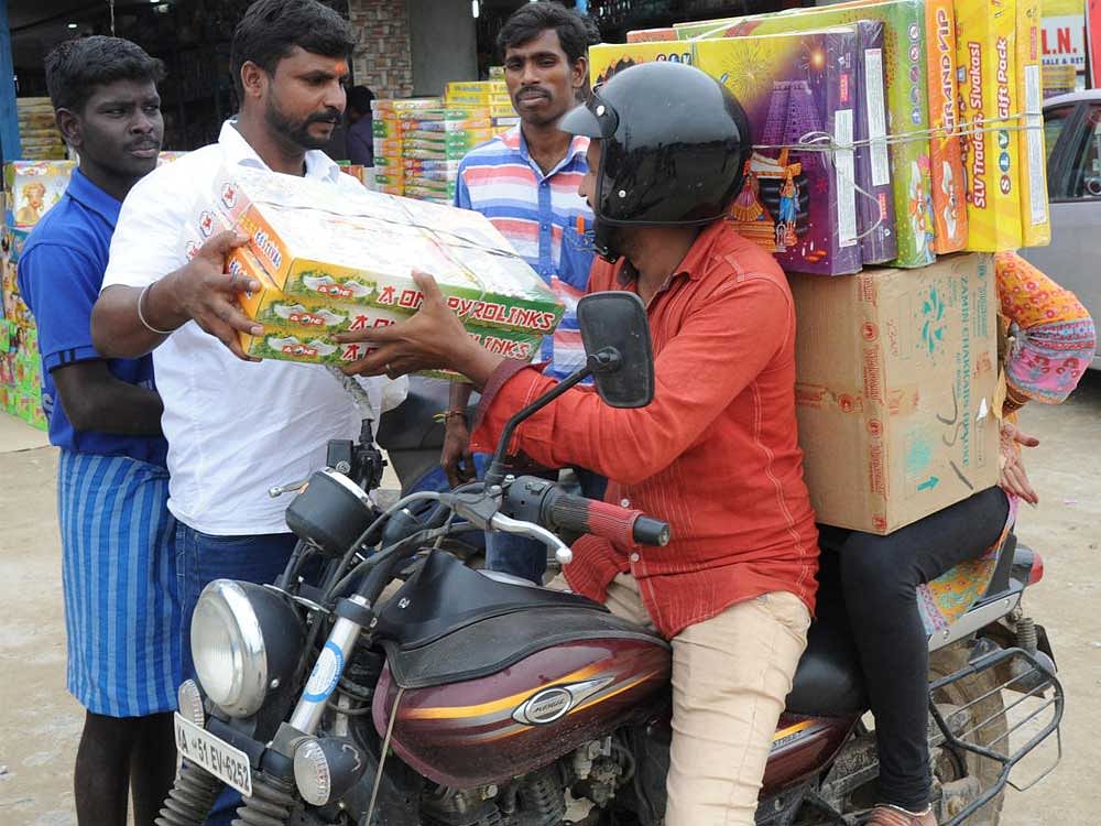 As the border town, about 40 km from the city, supplies crackers at wholesale prices, customers from Bengaluru used to throng the town. DH Photo