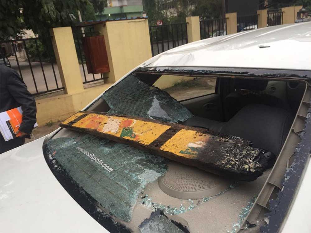 Police vehicle damaged by mob during an inspection carried out by court commissioners and team to check on illegal slaughter house in DB Halli, Vidyaranyapura post, Yelahanka New Town.