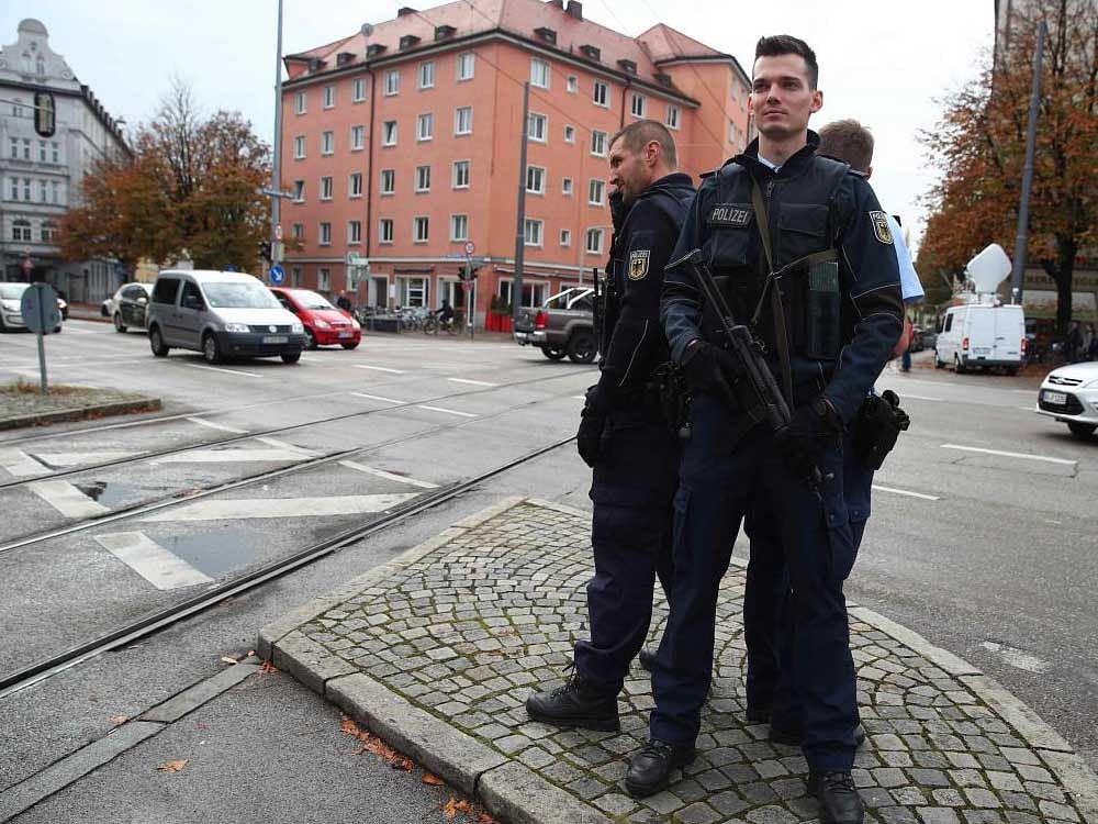 German police officers guard the site where earlier a man injured several people in a knife attack in Munich, Germany, October 21, 2017. Reuters.