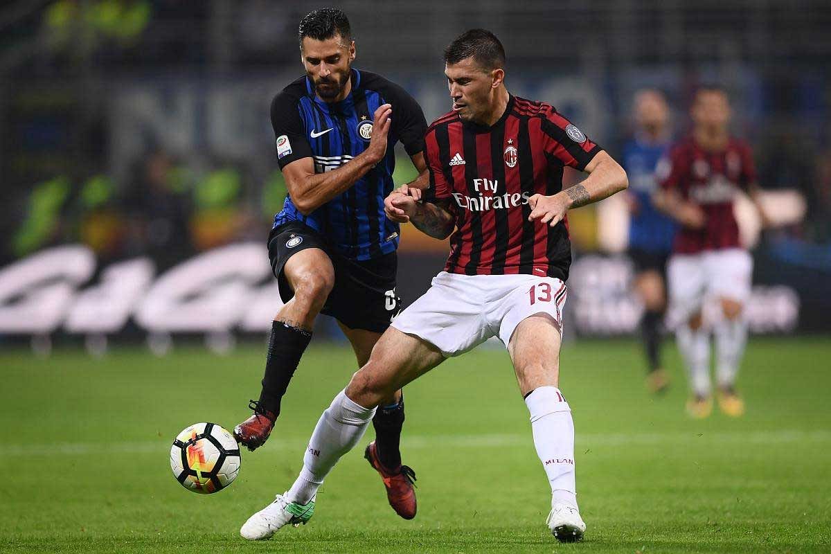 Inter Milan's forward Antonio Candreva from Italy (L) fights for the ball with AC Milan's defender Alessio Romagnoli during the Italian Serie A football match Inter Milan Vs AC Milan on October 15, 2017 at the 'San Siro Stadium' in Milan. AFP PHOTO