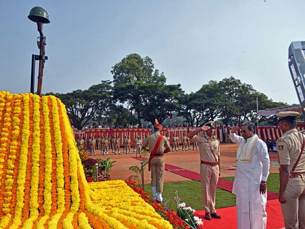 Siddaramaiah pays tributes on the occasion of the Police  Commemoration Day in Bengaluru on Saturday. DH Photo