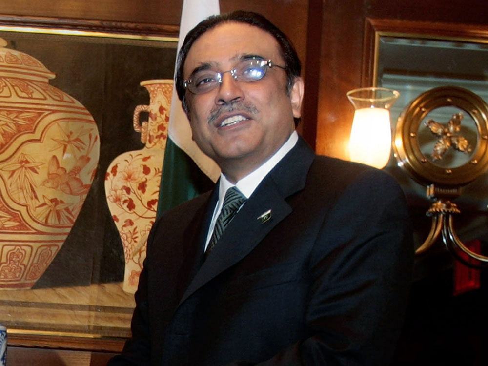Zardari made it clear to the party leaders to forget an alliance with the PML-N after 2018 election. File Photo