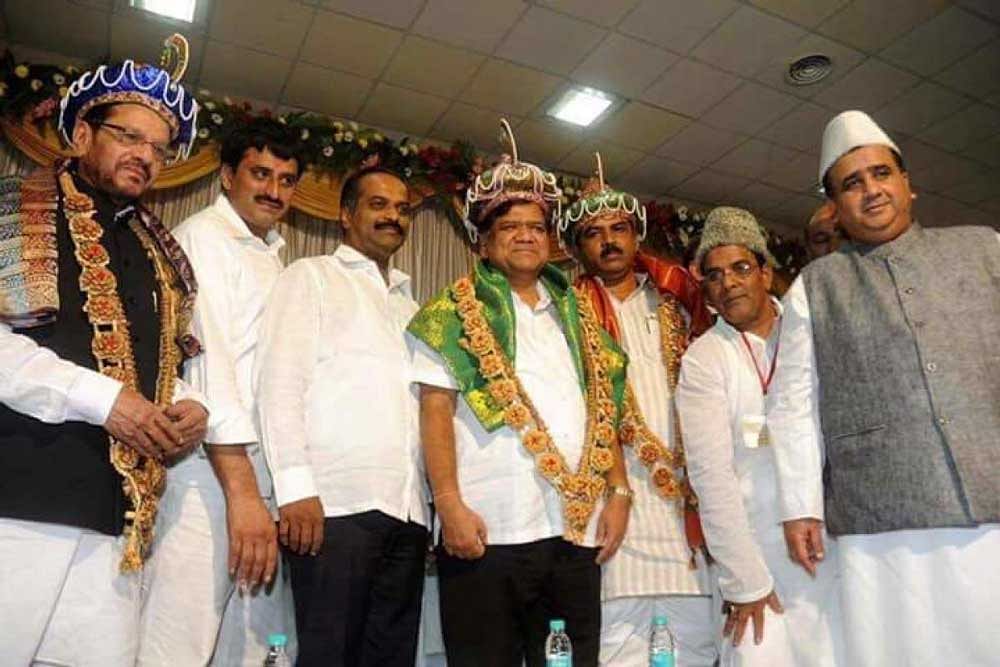 A picture of former chief minister Jagadish Shettar 'dressed as Tipu Sultan' and other BJP leaders has gone viral.