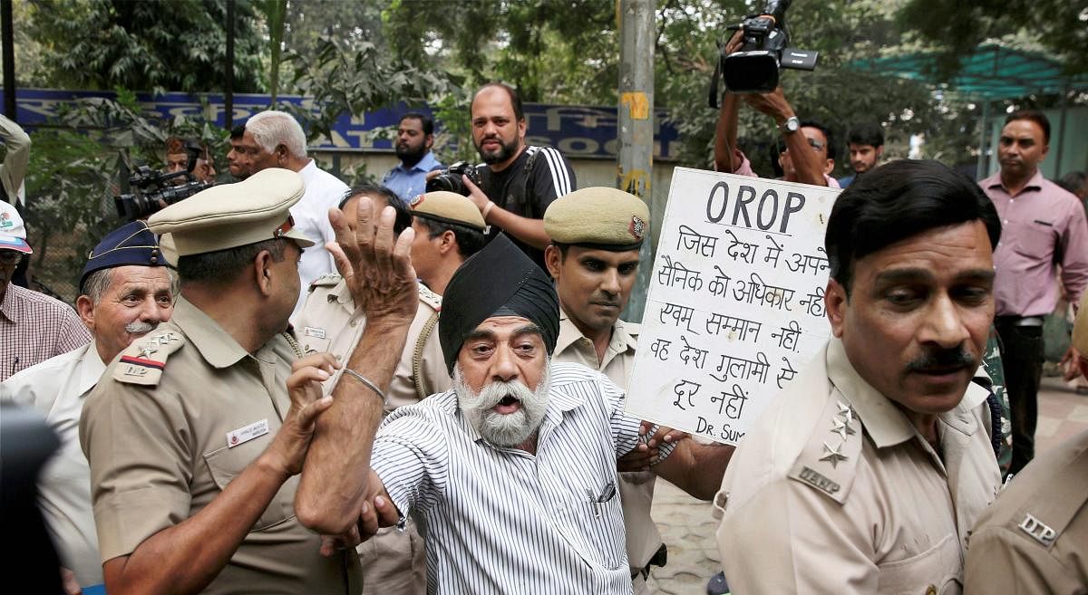 Police evicting ex-servicemen from Jantar Mantar following an NGT order banning protests and dharnas around the historic monument, in New Delhi on Monday. PTI