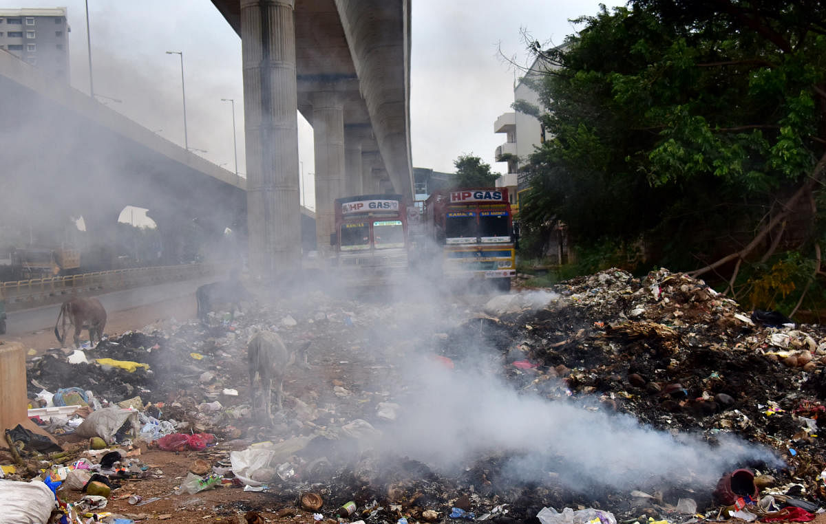 Palike garbage contractors block road, leave a stink on NH 4