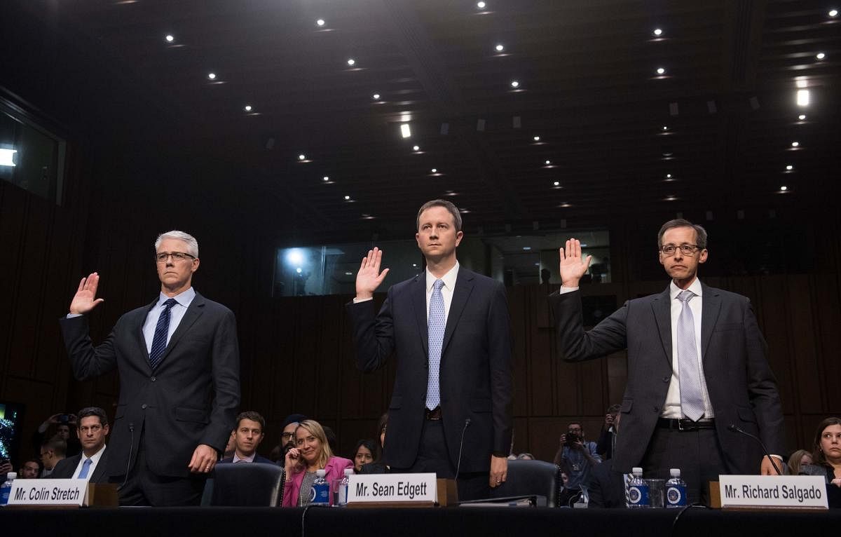 Colin Stretch (L), General Counsel of Facebook, Sean Edgett (C), Acting General Counsel of Twitter, and Richard Salgado (R), Director of Law Enforcement And Information Security of Google, are sworn in prior to testifying during a US Senate Judiciary Subcommittee on Crime and Terrorism hearing on Russian influence on social networks on Capitol Hill in Washington, DC, October 31, 2017. / AFP PHOTO / SAUL LOEB