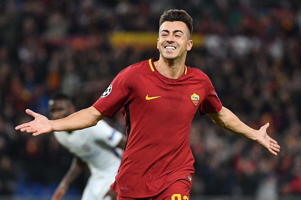 Roma's Italian striker Stephan El Shaarawy celebrates after scoring a second goal during the UEFA Champions League football match AS Roma vs Chelsea on October 31, 2017 at the Olympic Stadium in Rome. / AFP PHOTO / Alberto PIZZOLI