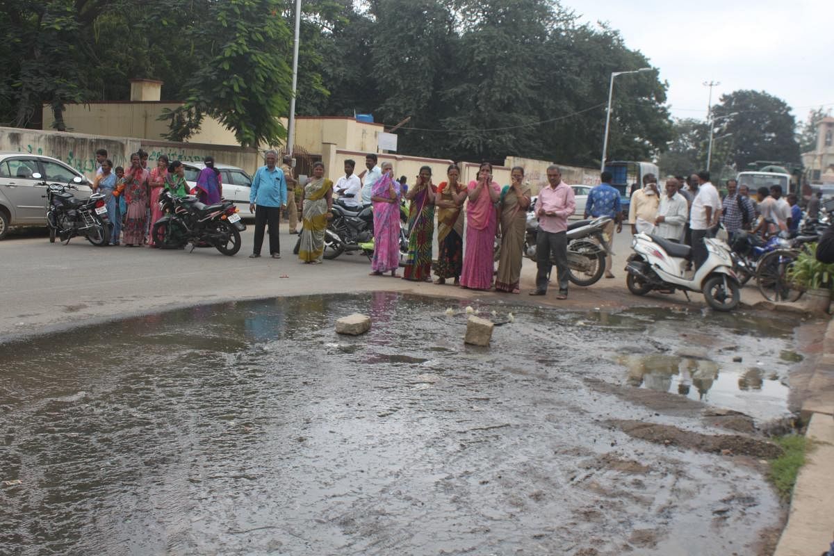 The residents, who staged a dharna by blocking the roads with stones, said that the manhole had been overflowing since the pourakarmikas had not cleaned it. The municipal officials too have not taken any steps despite repeated complaints, they alleged.