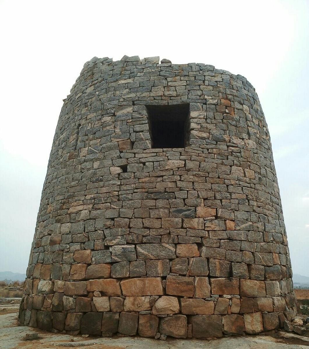 The pillar was used as a look-out by Narasimha Nayaka's army to keep track of enemy movements in the area. Narasimha Nayaka served King Gumma Nayaka.