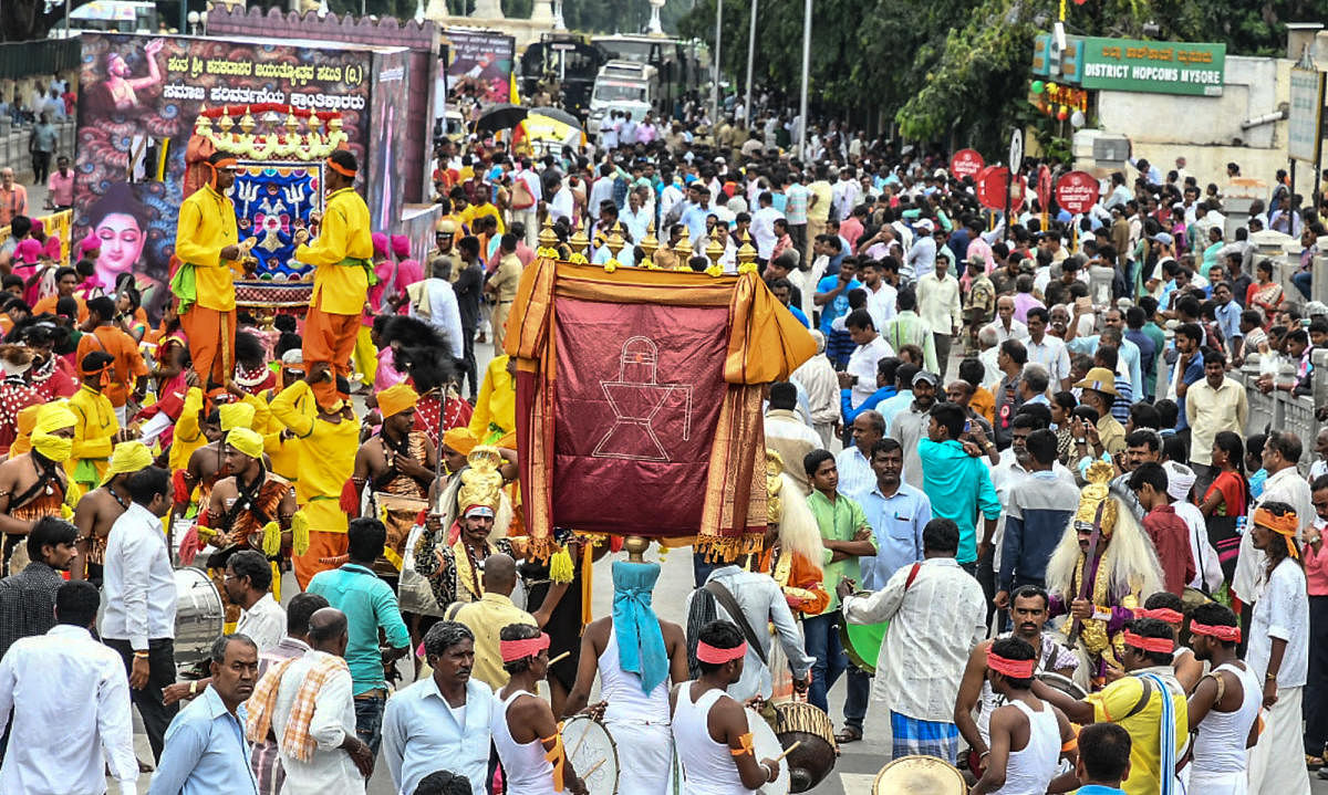 Artists take part in procession as part of Kanaka Jayanthi Celebrations, in Mysuru on Monday November 06, 2017- PHOTO / DH PV PHOTOS