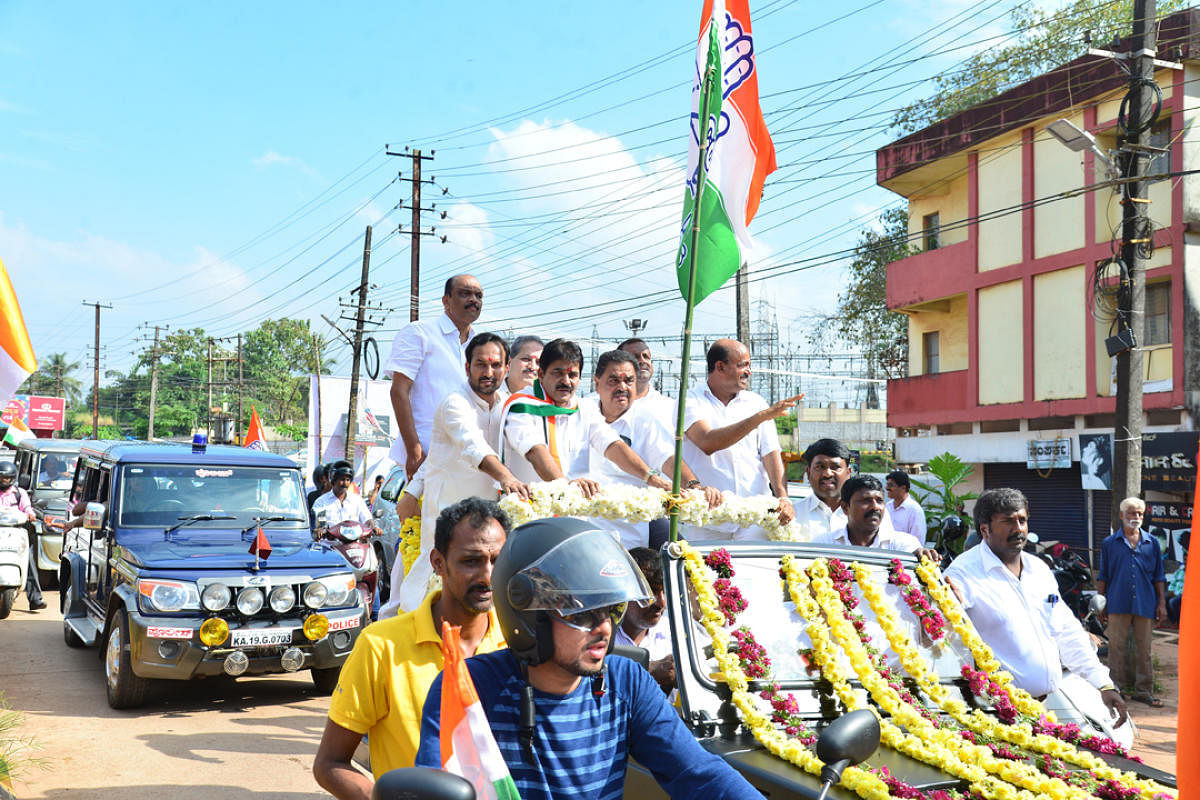 AICC GeneralSecretary K C Venugopal and other Congress leaders move in a open vehicle rally, at Kavoor, as a part of 'Mane Manege Congress' campaign in Mangaluru on Monday. District in-charge minister B Ramanath Rai, Food and Civil Supplies Minister U T Khader and MLA B A Mohiyuddin Bava look on. DH Photo