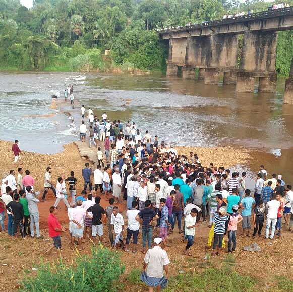 Five youth are feared to have drowned in River Phalguni at Aralu Moolarapattana in Bantwal taluk on Monday evening. They had ventured into the river for a swim. DH photo