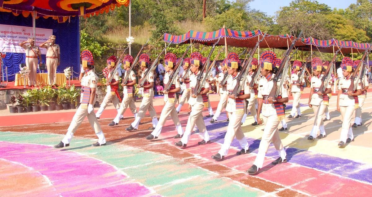 SP K Annamalai receives guard of honour from women police during the passing out parade, at Chikkamagaluru on Thursday. Additional SP K H Jagadeesh look on.