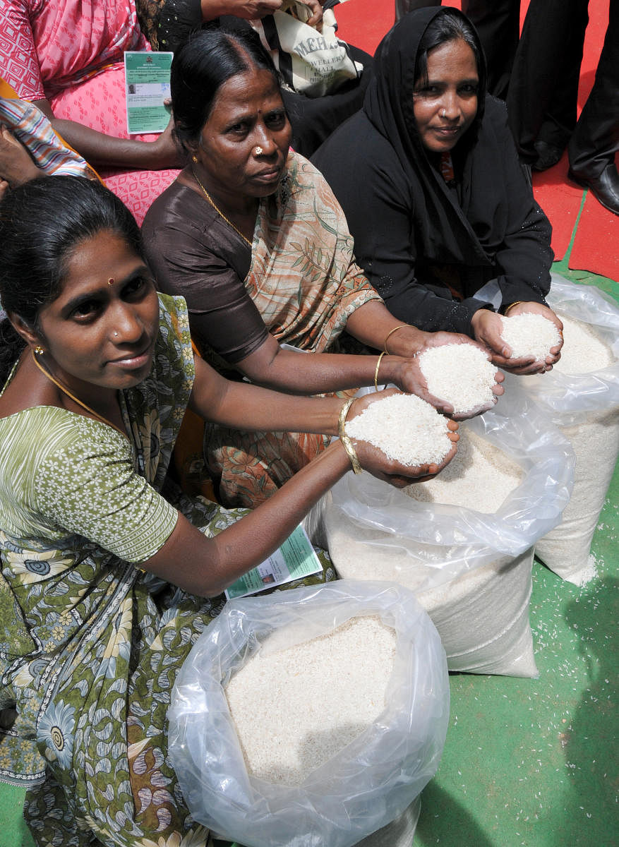 In a sting operation by an NGO, it was found that fair price shops are under-providing rice to the beneficiaries linked to biometric and Aadhaar-linked systems. The distributors are particularly targeting gullible and uneducated people. DH FILE PHOTO