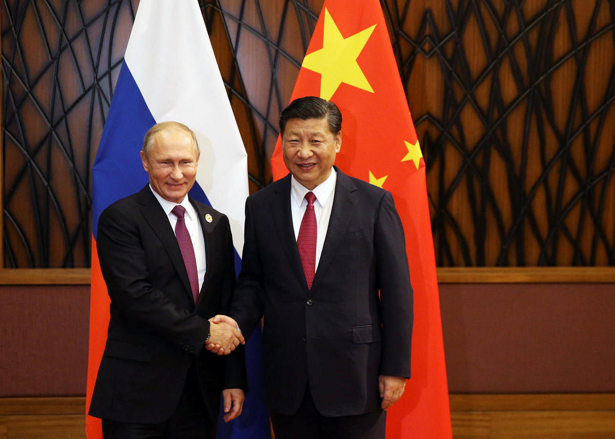 Russian President Vladimir Putin and Chinese President Xi Jinping shake hands during a meeting on the sidelines of the APEC summit in Danang, Vietnam November 10, 2017. Sputnik/Konstantin Zavrazhin/Kremlin via REUTERS ATTENTION EDITORS - THIS IMAGE WAS PROVIDED BY A THIRD PARTY.