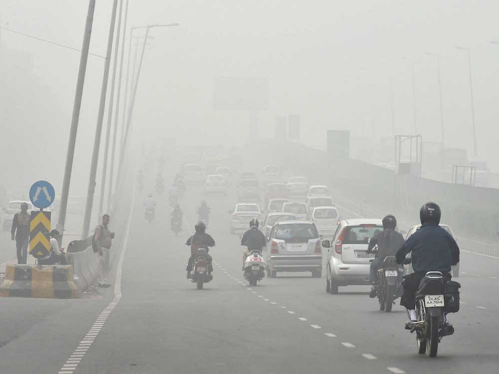 A thick cloud of toxic smog 10 times the recommended limit enveloped New Delhi on Monday, as government officials struggled to tackle a public health crisis that is well into its second week. PTI file photo