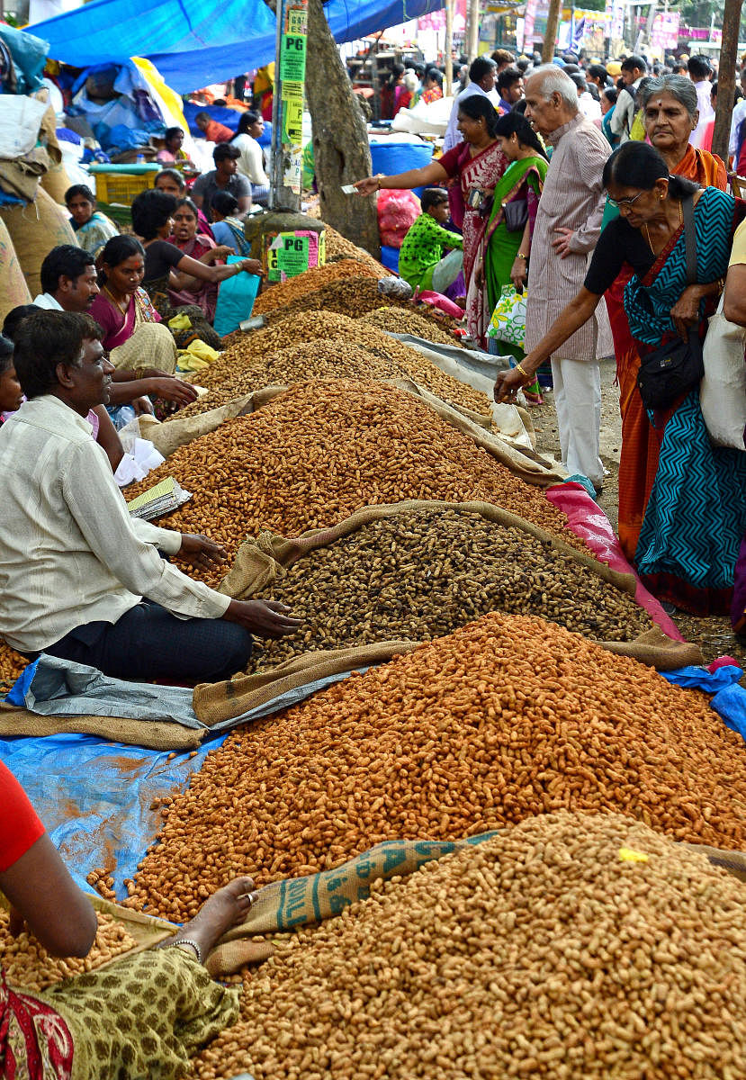 Stalls selling groundnuts at the Kadlekai Parishe on Monday. DH Photo