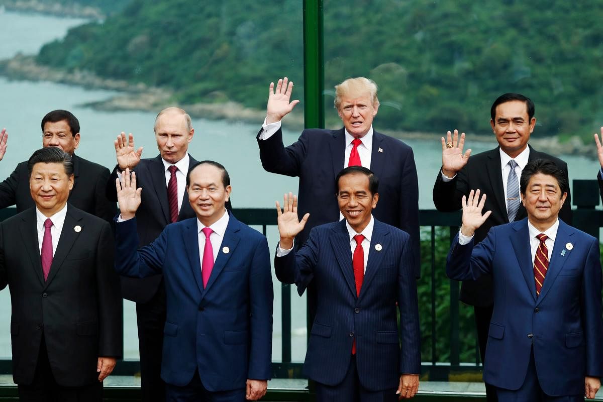 (Front L to R) China's President Xi Jinping, Vietnam's President Tran Dai Quang, Indonesia's President Joko Widodo, Japan's Prime Minister Shinzo Abe, (back L to R) Philippine President Rodrigo Duterte, Russia's President Vladimir Putin, US President Donald Trump, and Thailand's Prime Minister Prayut Chan-O-Cha pose during the "family photo" during the Asia-Pacific Economic Cooperation (APEC) leaders' summit in the central Vietnamese city of Danang on November 11, 2017. World leaders and senior business figures are gathering in the Vietnamese city of Danang this week for the annual 21-member APEC summit. / AFP PHOTO / POOL / JORGE SILVA