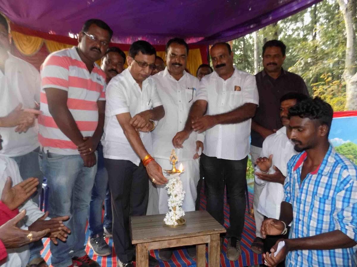 JD(S) state correspondent S L Bojegowda inaugurates a programme organised by JD(S) at Arishinaguppe village on Thursday.