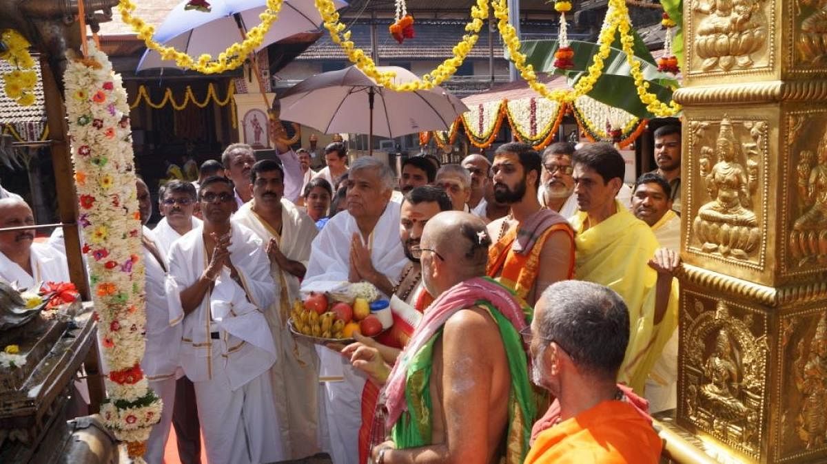 Sri Lankan Prime Minister Ranil Wickremesinghe offers prayers at Mookambika temple in Kollur, Udupi district, on Tuesday.