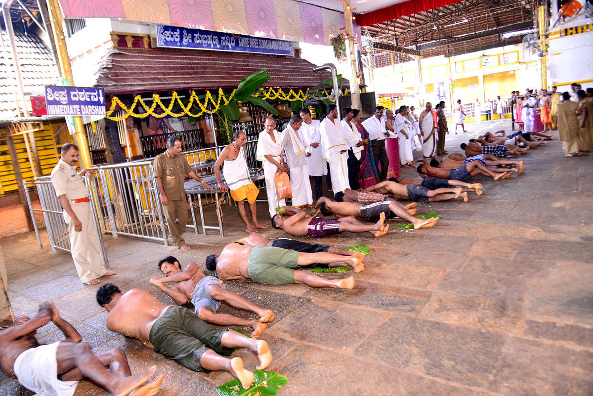 Devotees perform 'Ede Snana' at Kukke Sri Subrahmanya Temple premises on the occasion of Champa Shasthi on Wednesday.