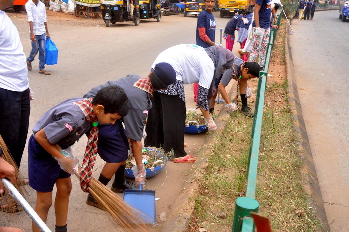 Volunteers take part in Swacchata Abhiyan in Mangaluru.