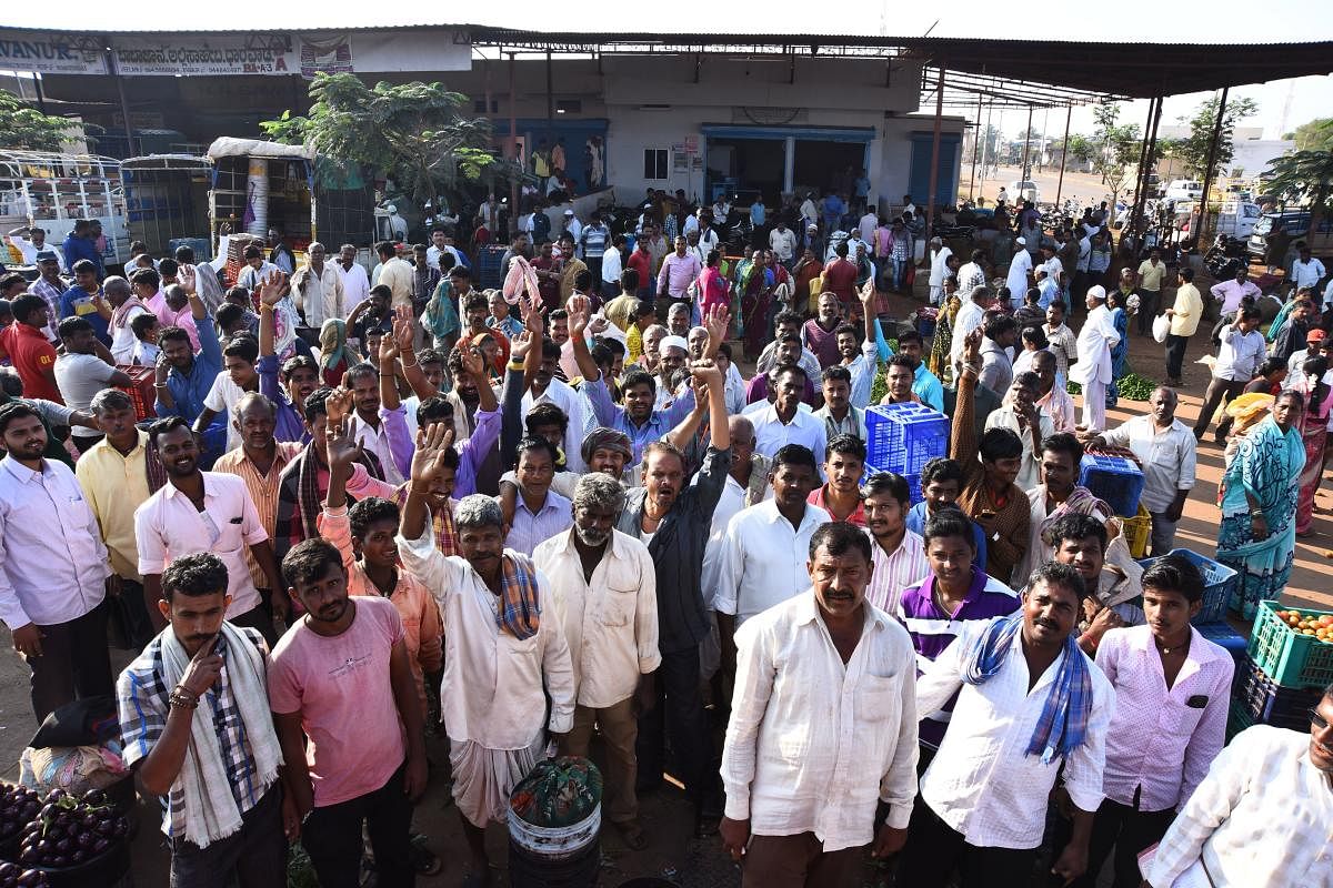 Vegetable growers stage protest at the APMC in Hubballi on Thursday.