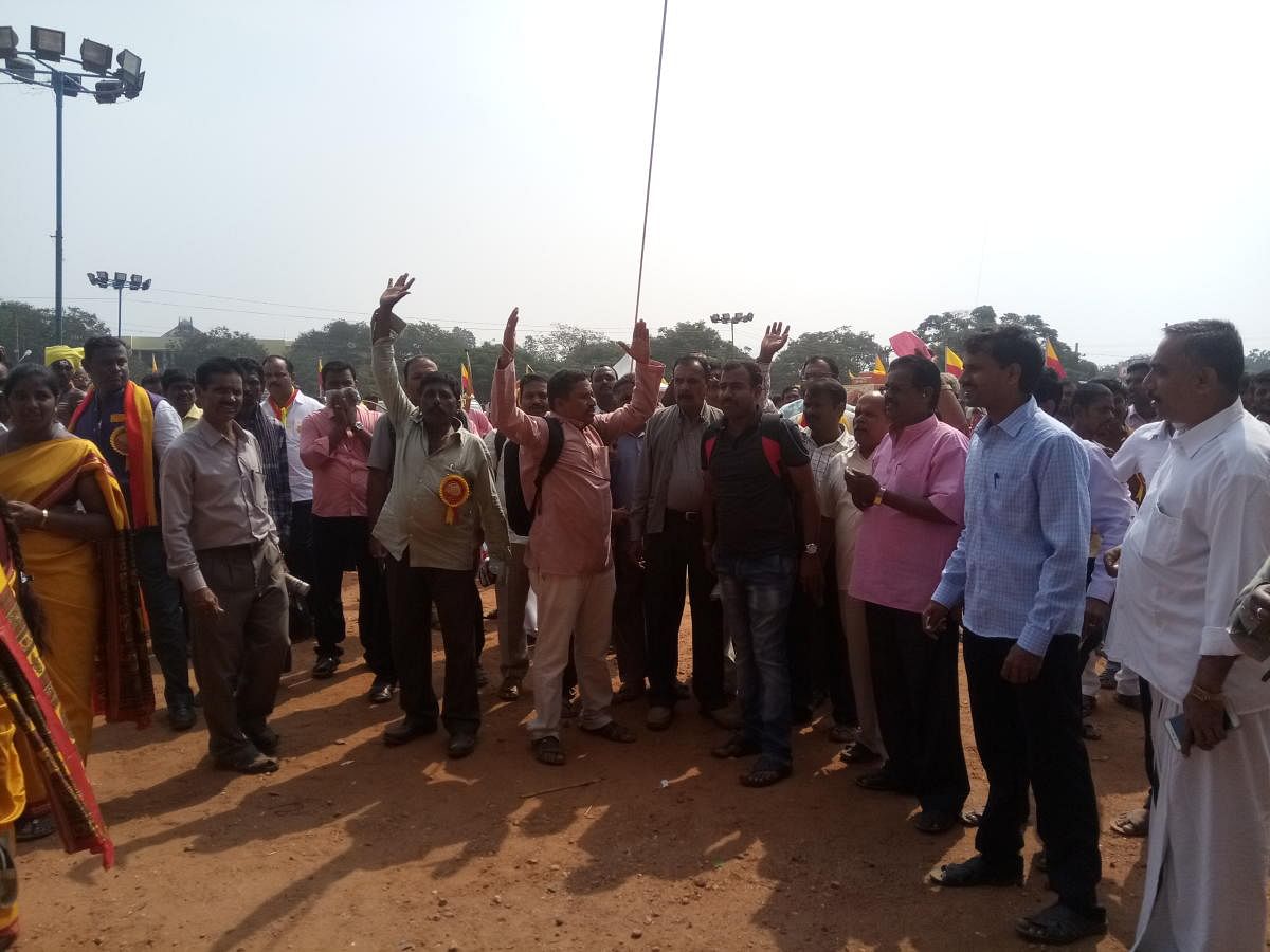 The participants, including members of Kannada Sahitya Parishat from Ramanagara district, for the 83rd Akhila Bharatha Kannada Sahitya Sammelana stage a protest against the organisers, at Maharaja's College Grounds in Mysuru on Friday.